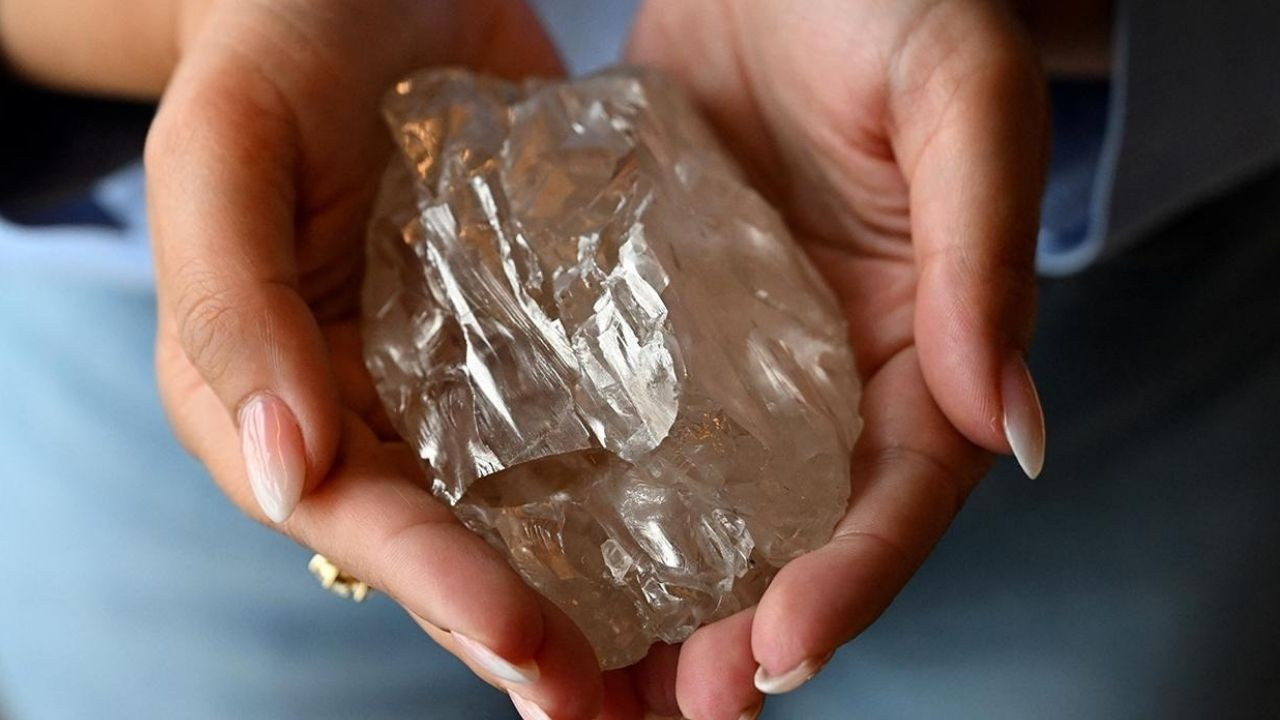 Dünyanın en büyük elması sahibini bekliyor! Değeri dudak uçuklatıyor