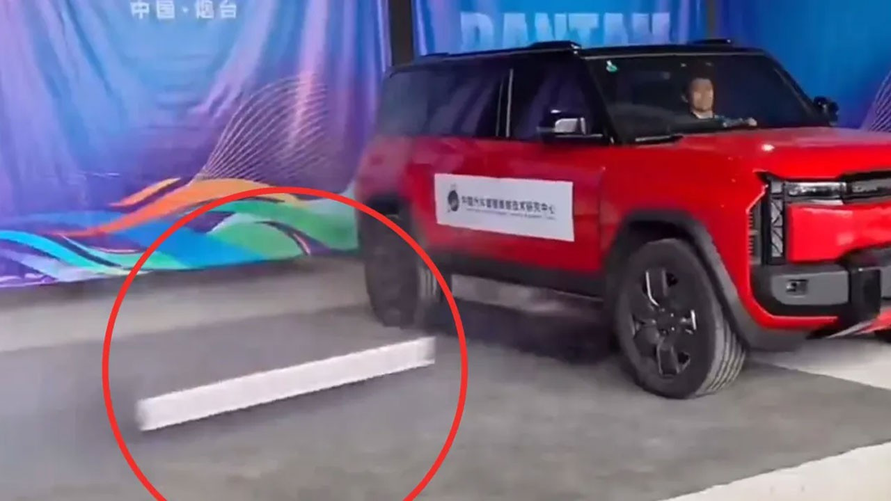 Elektrikli otomobil yangına ilginç çözüm: Çinliler yine yaptı yapacağını; böyle teknoloji mi olur?