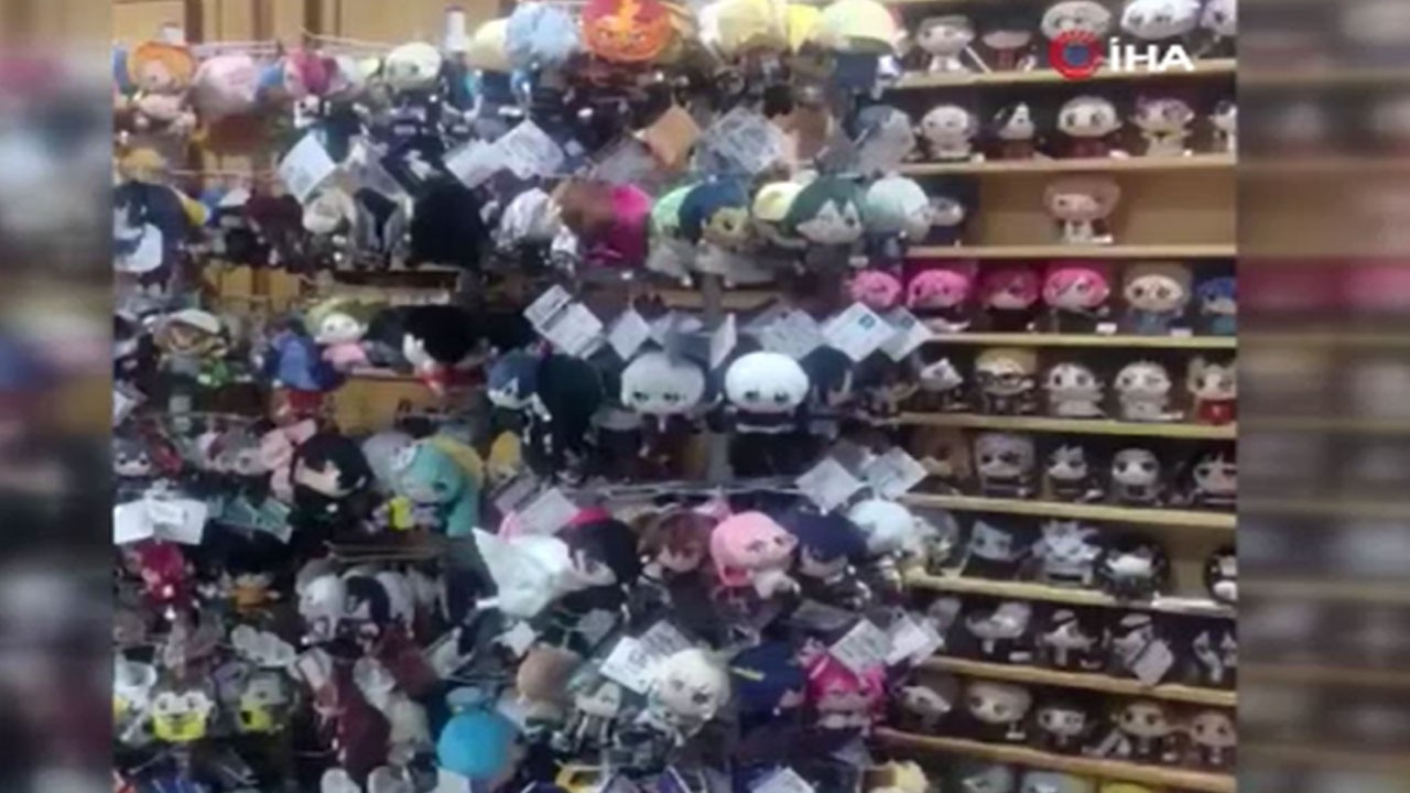 Endonezya’da 6 büyüklüğünde deprem! Deprem anı kamerada Endonezya’da 6 büyüklüğünde deprem! Deprem anı kamerada