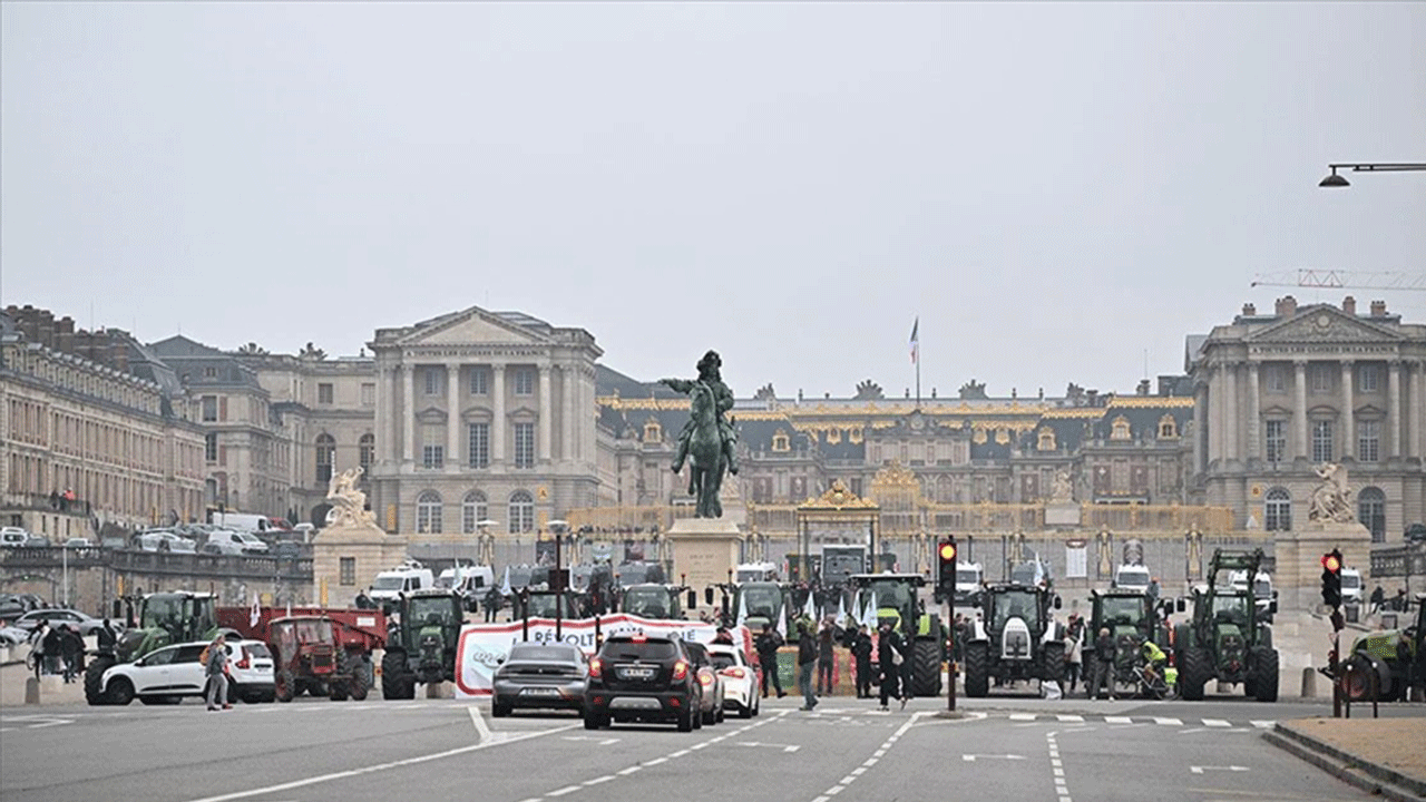 Fransız çiftçiler, Versay Sarayı önünde traktörleriyle protesto düzenledi Fransız çiftçiler, Versay Sarayı önünde traktörleriyle protesto düzenledi