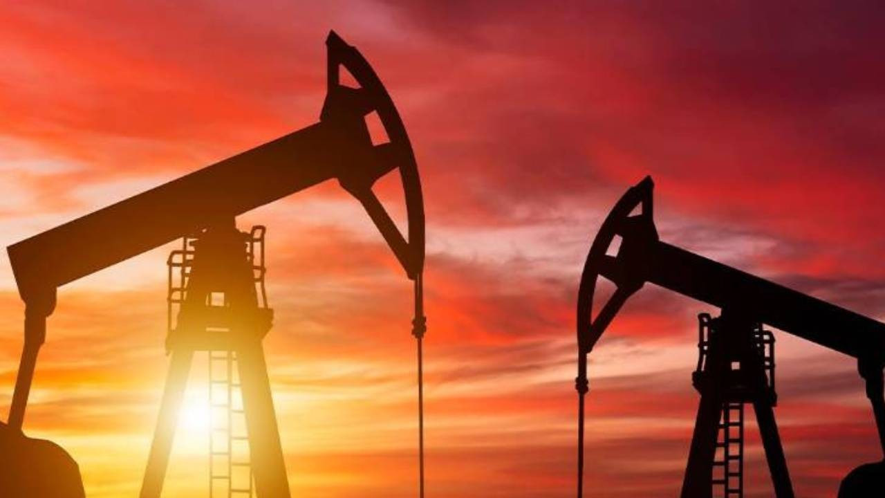 Petrol fiyatı Rusya’nın kısıtlamalarıyla yükseldi Petrol fiyatı Rusya’nın kısıtlamalarıyla yükseldi