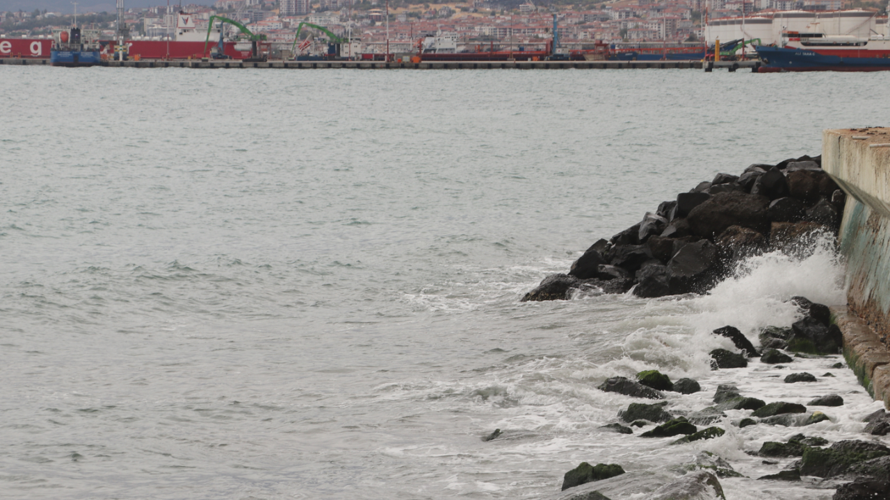 Tekirdağ'da poyraz üç gündür deniz ulaşımını olumsuz etkiliyor