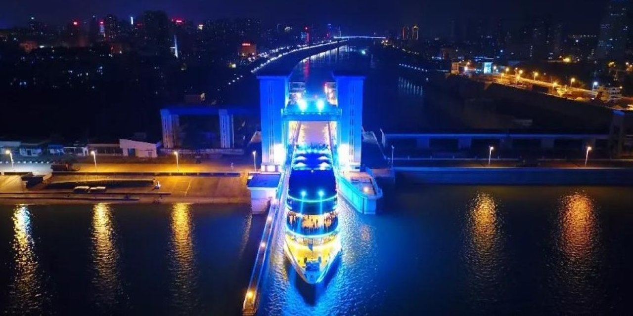 Çin, elektrikli dökme yük gemisini suya indirdi