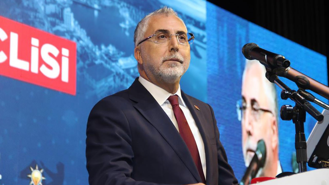 Bakan Işıkhan: İzmir'in dağlarında çiçekler değil, çöp yığınları büyüyor