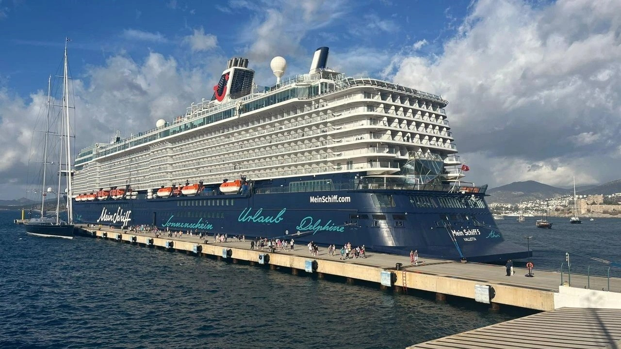 Bodrum’a “Mein Schiff 5” kruvaziyeriyle 2 bin 716 yolcu geldi