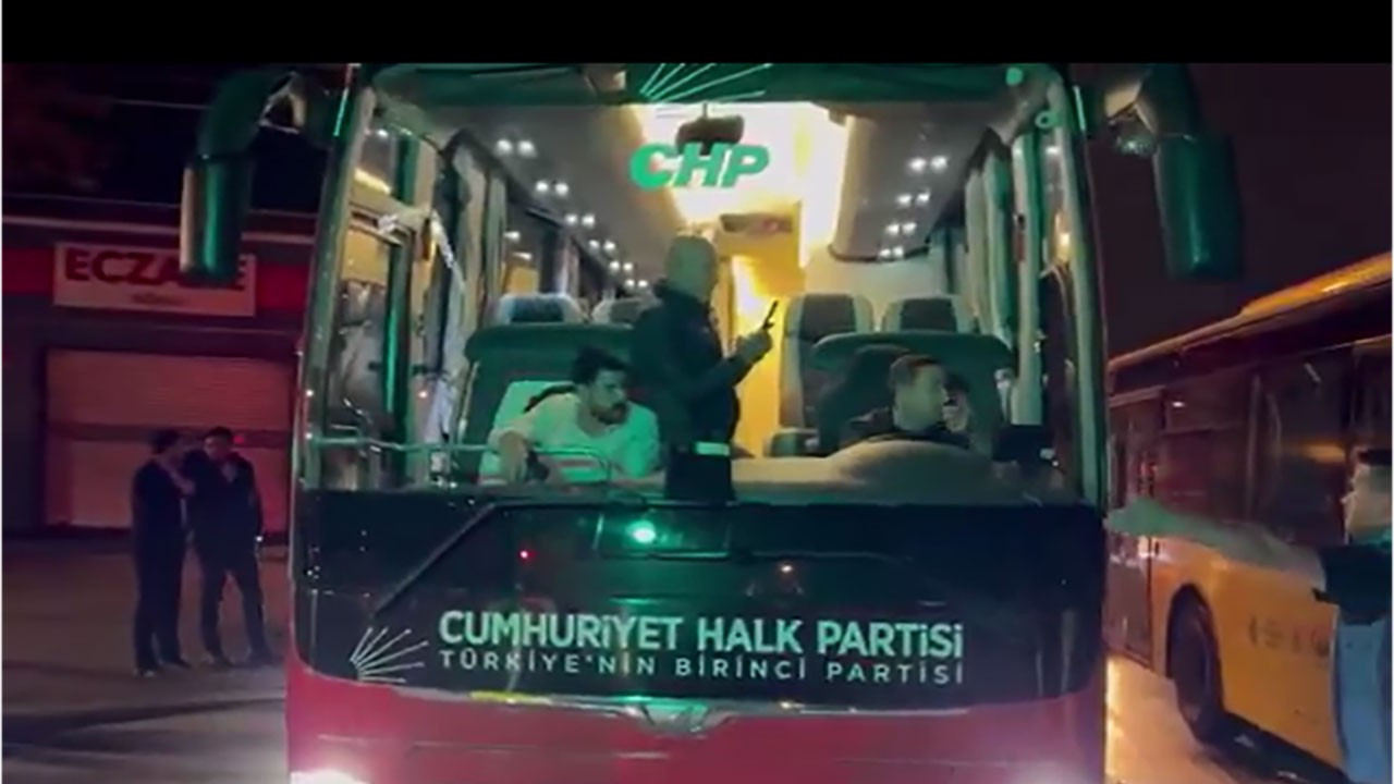 Çağlayan’da gerginlik! CHP seçim otobüsünün önü kesildi Çağlayan’da gerginlik! CHP seçim otobüsünün önü kesildi