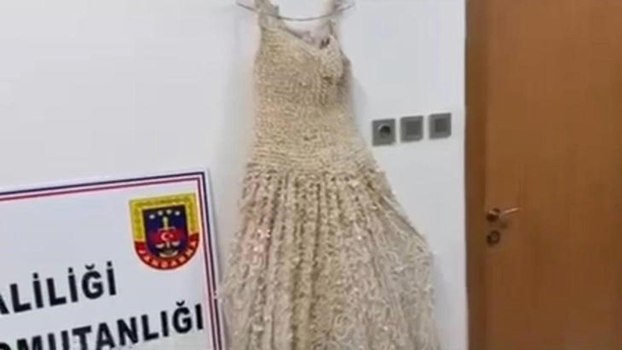 Gelinlik üzerine süs olarak işlenmiş 25 kilo uyuşturucu ele geçirildi