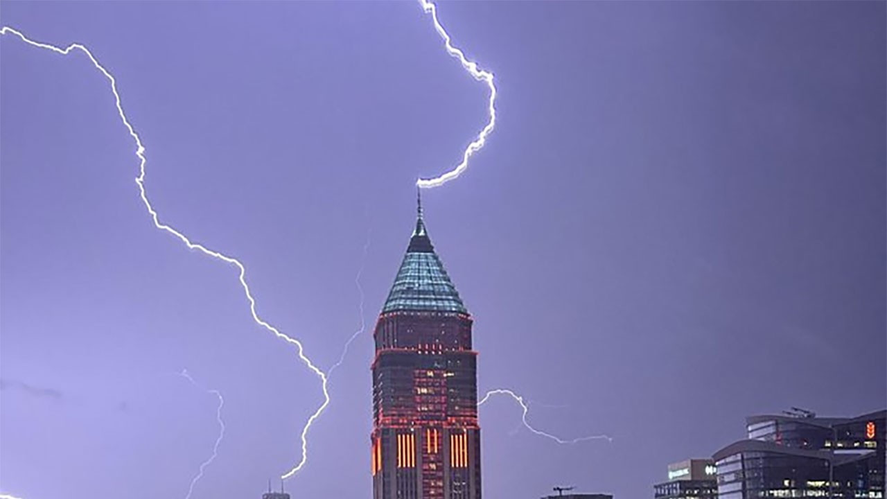 İstanbul Finans Merkezi’nin tepesine yıldırım düştü İstanbul Finans Merkezi’nin tepesine yıldırım düştü