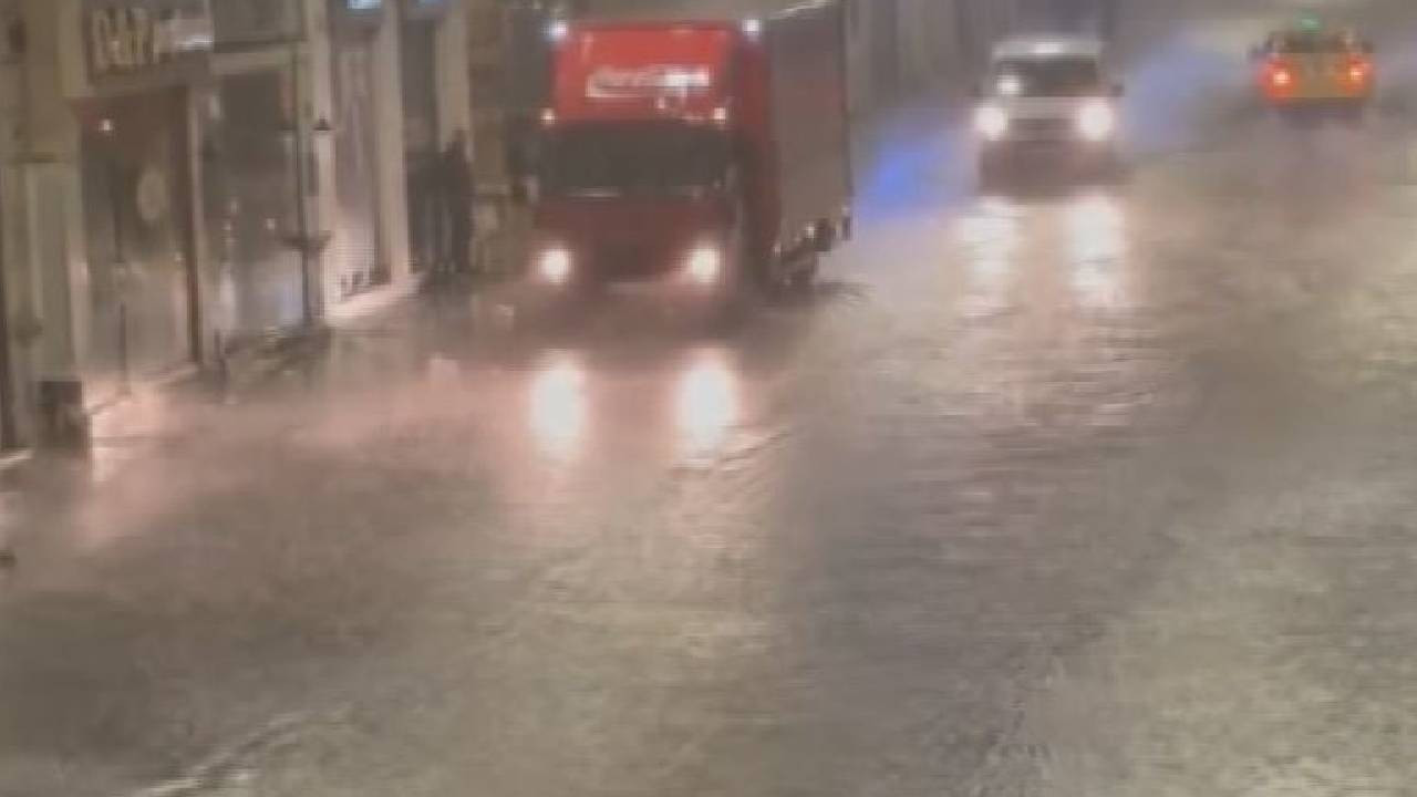İstanbul'da sağanak etkili oldu: İstiklal Caddesi sular altında kaldı (Video) İstanbul'da sağanak etkili oldu: İstiklal Caddesi sular altında kaldı (Video)