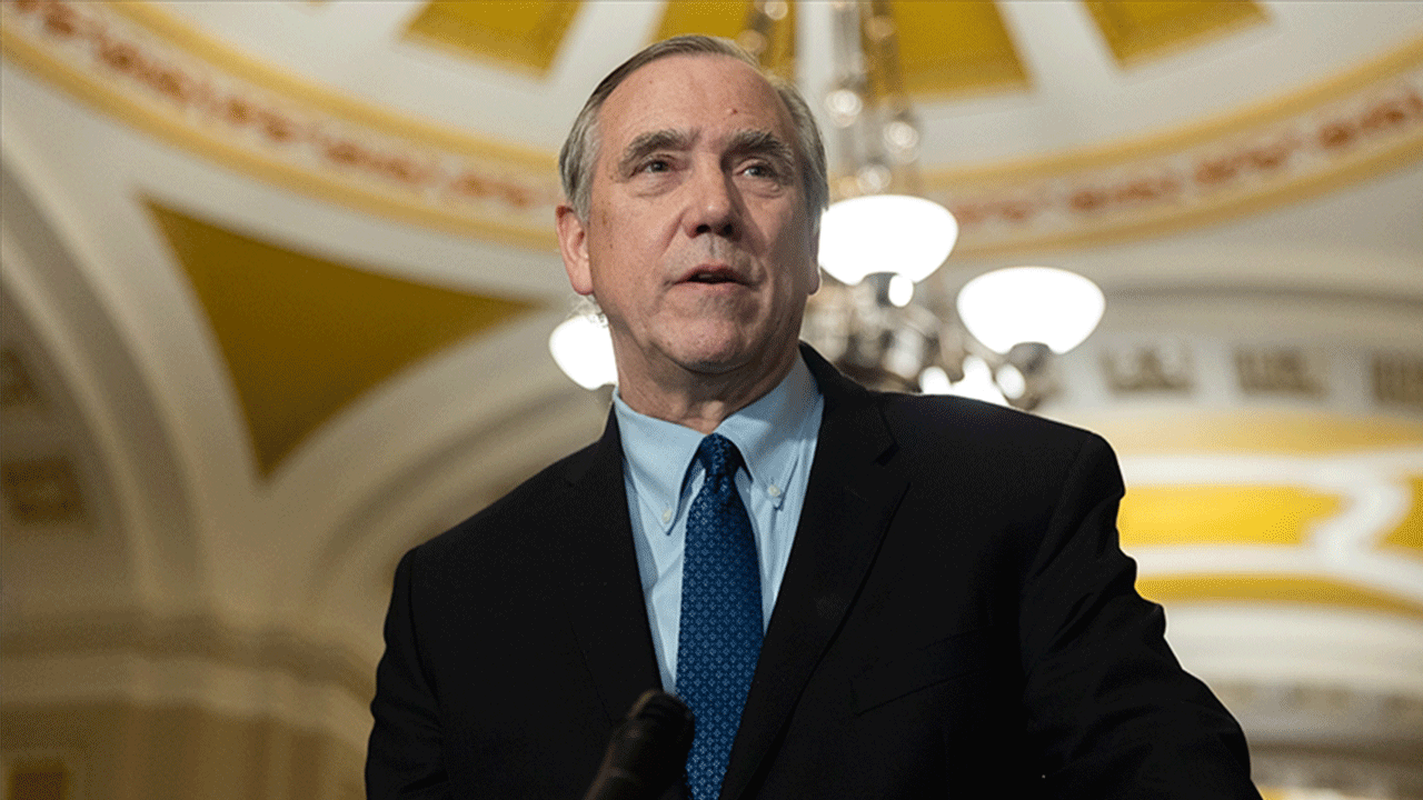 Senatör Merkley, Trump’ı 22 saat boyunca eleştirdi Senatör Merkley, Trump’ı 22 saat boyunca eleştirdi