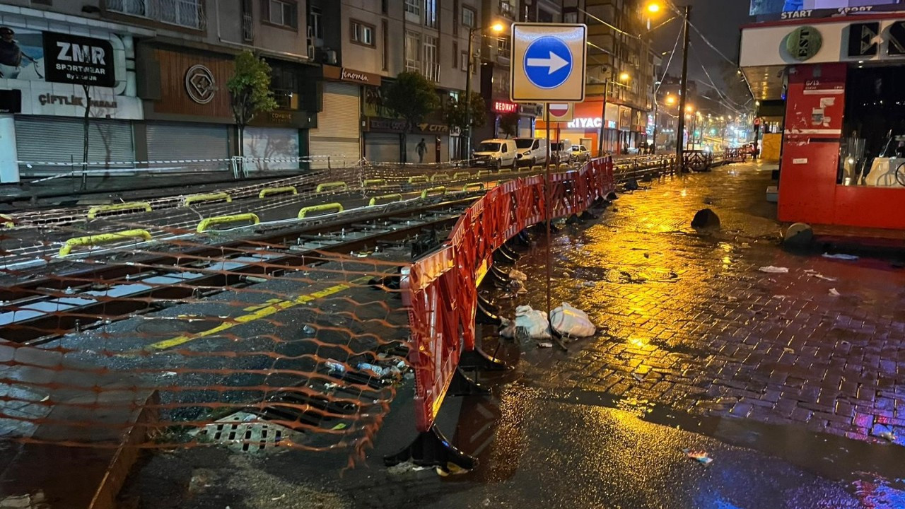 Tramvay yoluna giren araç, raylarda sıkıştı