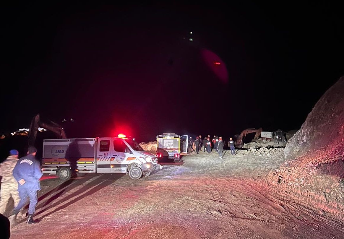 Divriği’de Demir Madeni Ocağında Göçük Meydana Geldi Divriği’de Demir Madeni Ocağında Göçük Meydana Geldi