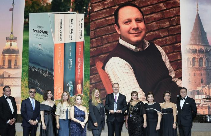 Şerif Yenen’e Yılın Turist Rehberi ve En İyi Turizm Yayını Şerif Yenen’e Yılın Turist Rehberi ve En İyi Turizm Yayını