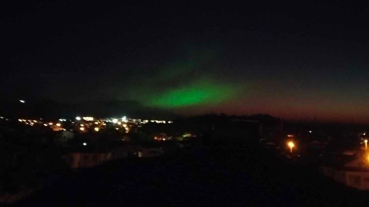 Fethiye’de Gökyüzünde Beliren Mor ve Yeşil Işıklar