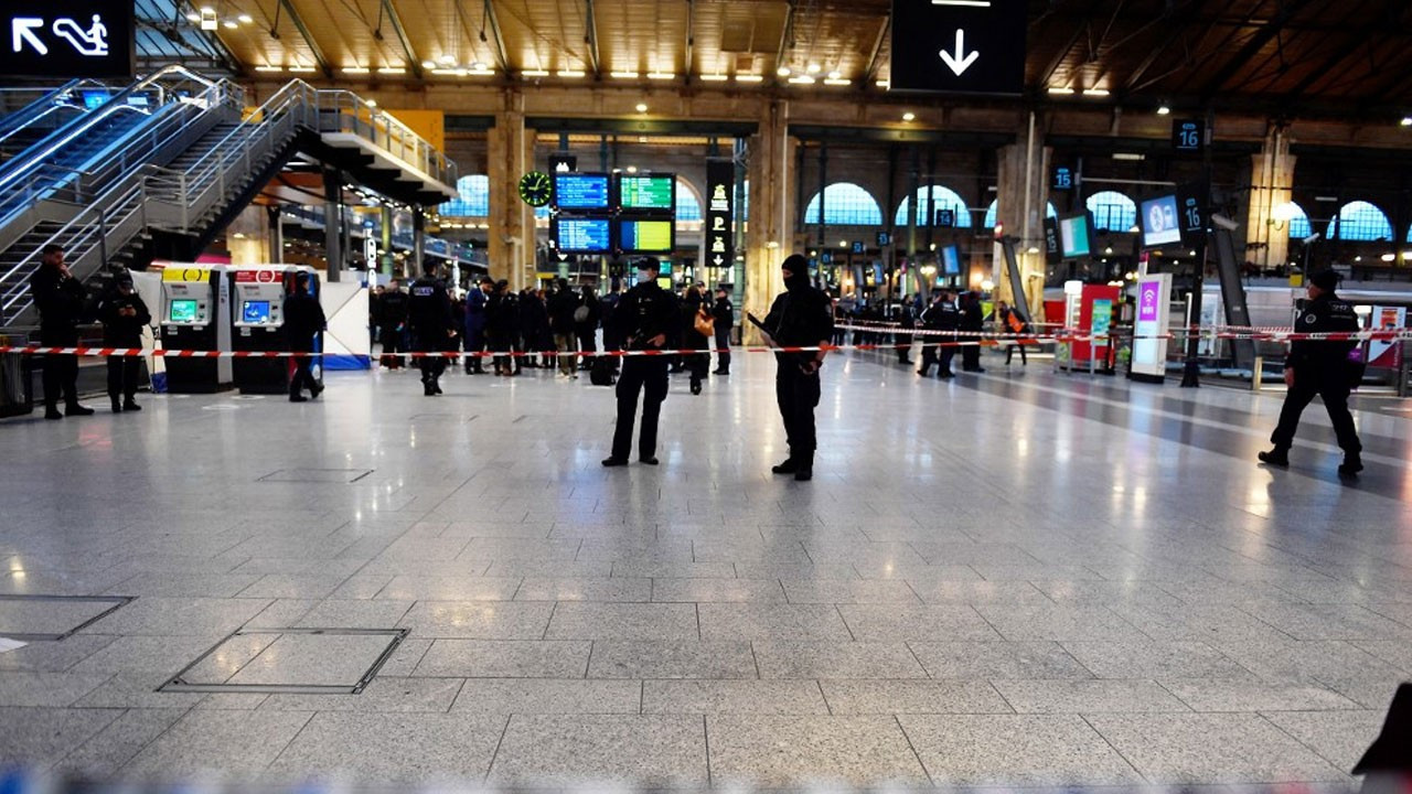 Paris’te Bıçaklı Saldırgan Polis Tarafından Vurularak